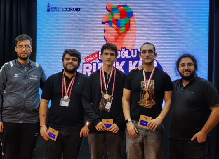 Beyoğlu’nda ilk kez düzenlenen Rubik Küp Turnuvası büyük heyecana sahne oldu