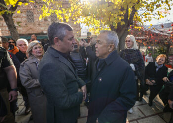 Özgür Özel ve Durbay ailesi, Manisa’da taziyeleri kabul etti