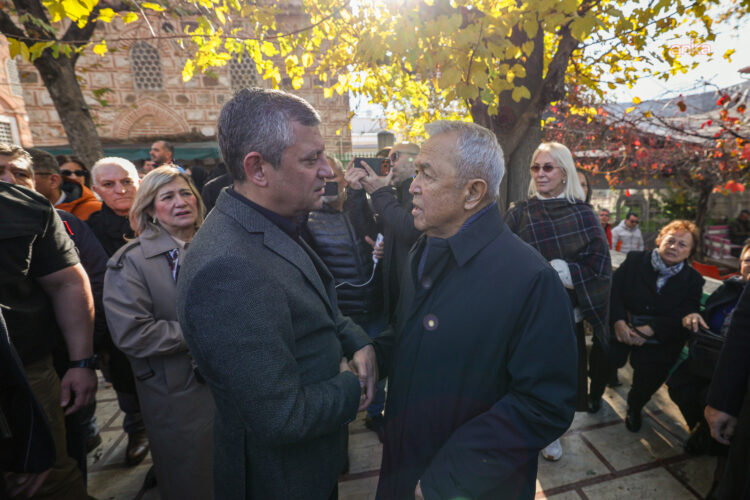 Özgür Özel ve Durbay ailesi, Manisa’da taziyeleri kabul etti