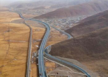 Çin’de Qinghai-Xizang Demiryolu hattı üzerindeki en yüksek rakımlı yolcu istasyonu hizmete açıldı