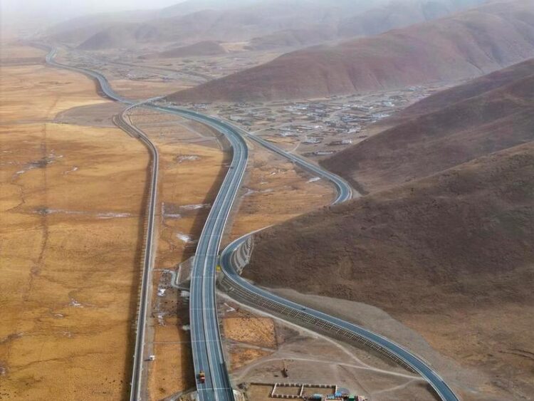 Çin’de Qinghai-Xizang Demiryolu hattı üzerindeki en yüksek rakımlı yolcu istasyonu hizmete açıldı