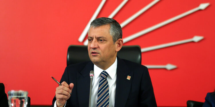 Özgür Özel’in yeni MYK’sı belli oldu… 11 isim korundu, yedi yeni isim eklendi