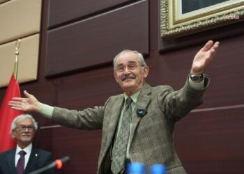 Yılmaz Büyükerşen aktif siyaseti bıraktı