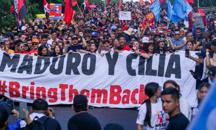 Venezuela’da Maduro’ya destek protestoları sürüyor