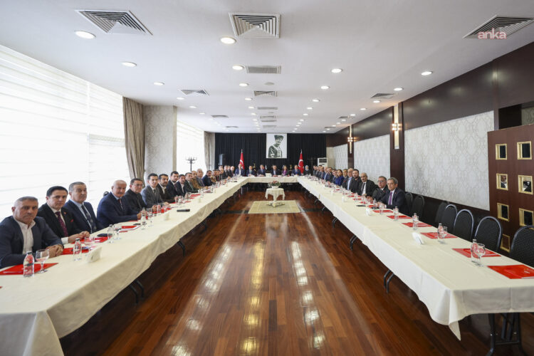 Özgür Özel, partisinin Doğu ve Güneydoğu Bölgesi il başkanlarıyla toplandı
