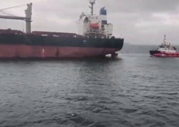 İstanbul Boğazı’nda makine arızası yaşayan gemi, Ahırkapı’ya demirletildi