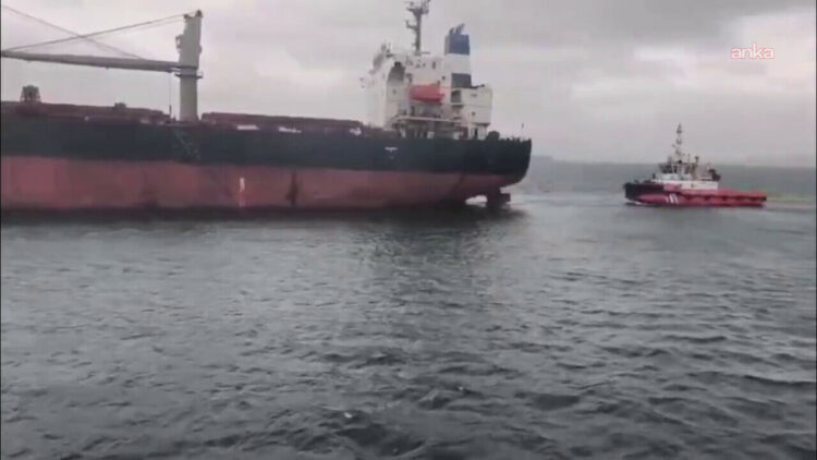 İstanbul Boğazı’nda makine arızası yaşayan gemi, Ahırkapı’ya demirletildi