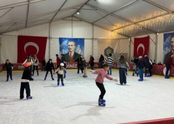 Bakırköy Belediyesi Buz Pisti, yarıyıl tatiline giren çocukların uğrak noktası oldu
