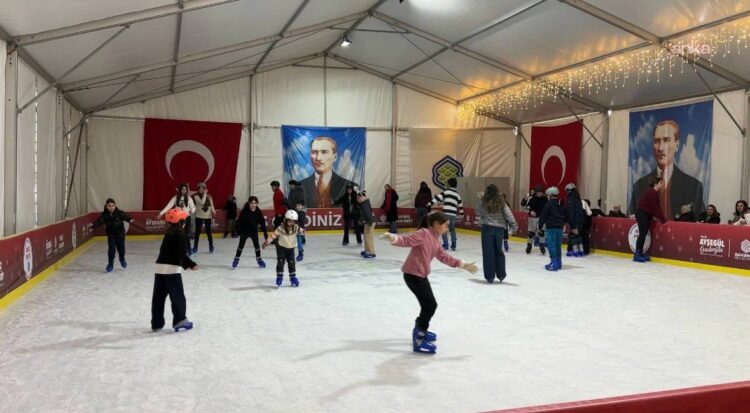 Bakırköy Belediyesi Buz Pisti, yarıyıl tatiline giren çocukların uğrak noktası oldu