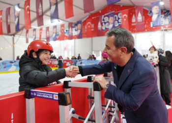 Beyoğlu’nda çocuklara karne hediyesi ücretsiz buz pisti