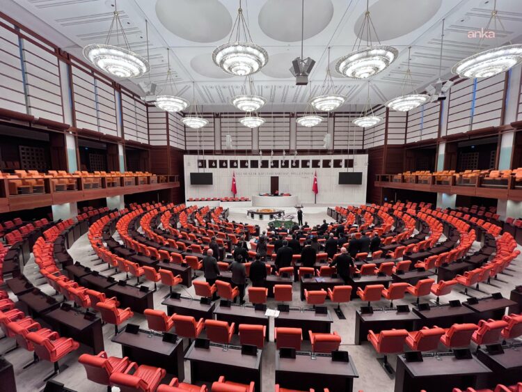 Özgür Özel: “Dağ fare doğurdu. 19 bin lira olan maaşı 20 bin lira yapıyorlar”