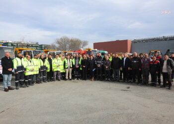 Bakırköy Belediyesi, 124 kişilik ekibiyle karla mücadele için sahada