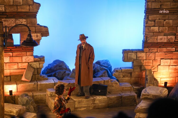 Bakırköy Belediye Tiyatroları’nın yeni oyunu “Ay Tedirginliği” prömiyer yaptı