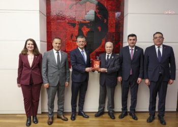 Özgür Özel, şehit ve gazi dernekleri temsilcileri ile bir araya geldi