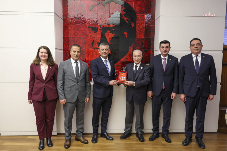 Özgür Özel, şehit ve gazi dernekleri temsilcileri ile bir araya geldi