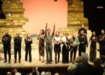 Bakırköy Belediye Tiyatroları, “Ay Tedirginliği” oyununun galasını yaptı