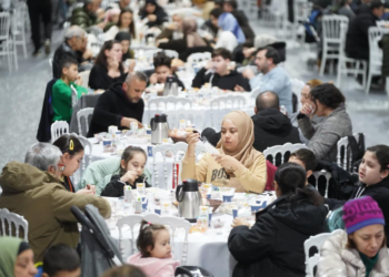 Yüzlerce kişi ilk iftarı Hasköy sahilde hep birlikte yaptı
