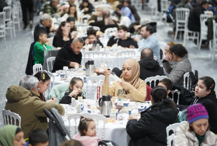 Yüzlerce kişi ilk iftarı Hasköy sahilde hep birlikte yaptı