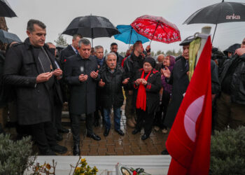 Özgür Özel, Kahramanmaraş’ta Kapıçam Deprem Şehitliği’ni ziyaret etti