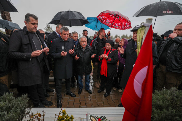 Özgür Özel, Kahramanmaraş’ta Kapıçam Deprem Şehitliği’ni ziyaret etti