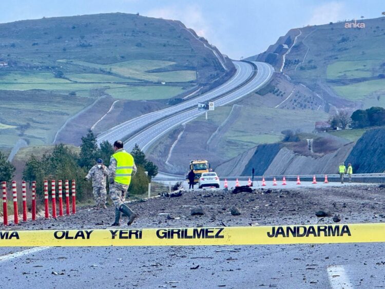 Balıkesir’de düşen F-16 uçağının enkaz kaldırma çalışmaları sürüyor