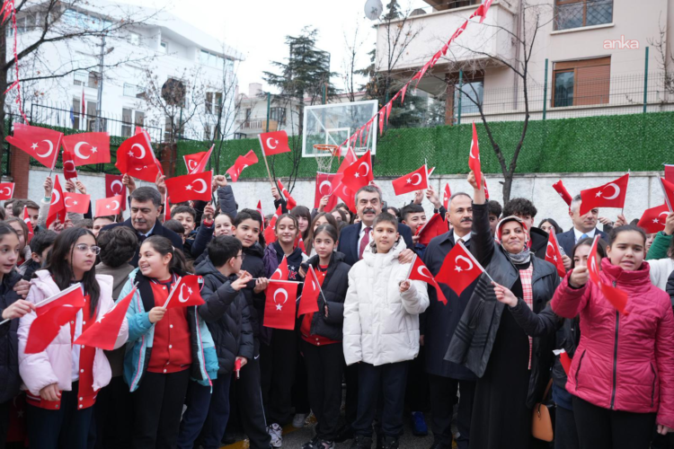 Okullarda ikinci dönem “Bayrak Sevgisi” temasıyla başladı