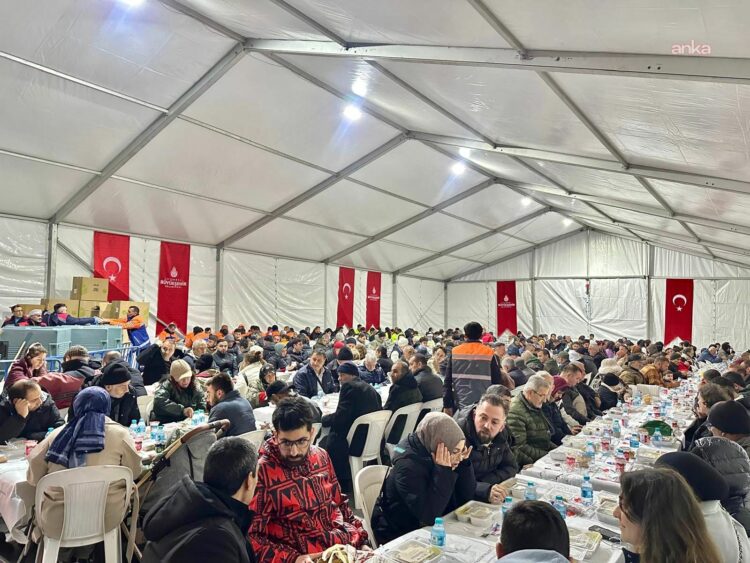 İBB İftar çadırlarına yoğun ilgi