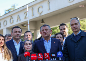 Özgür Özel’den Boğaziçi Üniversitesi’ne ziyaret: “Bazı ziyaretleri itmeden, kakmadan, düşmanlaştırmadan yapabilirsiniz