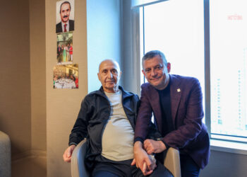 Özgür Özel, Hikmet Çetin’i ziyaret etti