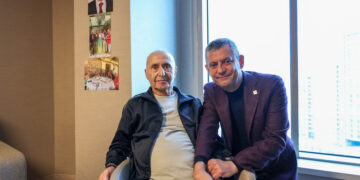 Özgür Özel, Hikmet Çetin’i ziyaret etti