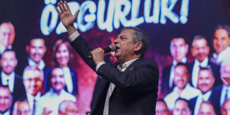 Özgür Özel: “Birlikte göğüsledik zoru biz, güzeli hep birlikte düşledik”