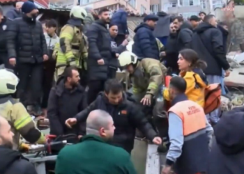 İstanbul’un Fatih ilçesinde bina çöktü