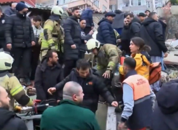 İstanbul’un Fatih ilçesinde bina çöktü