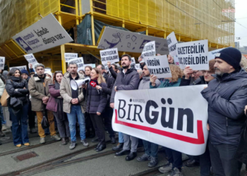 Gazeteci İsmail Arı’nın gözaltına alınması İstanbul’da protesto edildi…