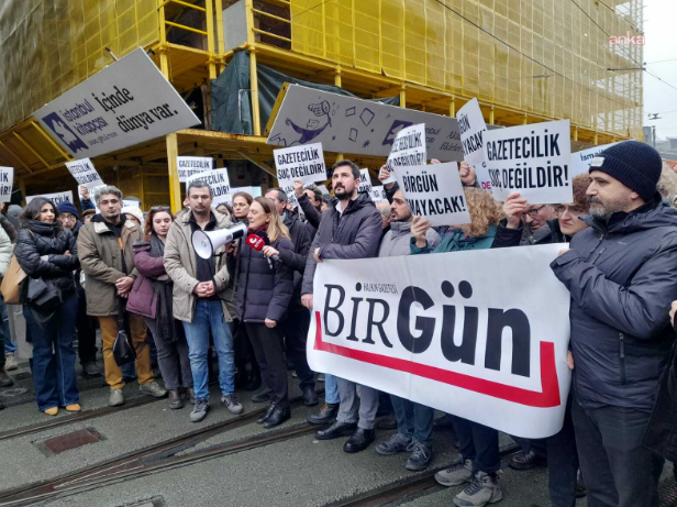 Gazeteci İsmail Arı’nın gözaltına alınması İstanbul’da protesto edildi…