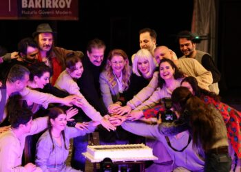 Dünya tiyatro gününde sahne çiçek bahçesine döndü, Bakırköy belediye tiyatrolarına muhteşem kutlama