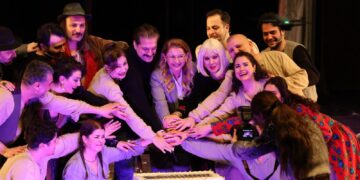 Dünya tiyatro gününde sahne çiçek bahçesine döndü, Bakırköy belediye tiyatrolarına muhteşem kutlama