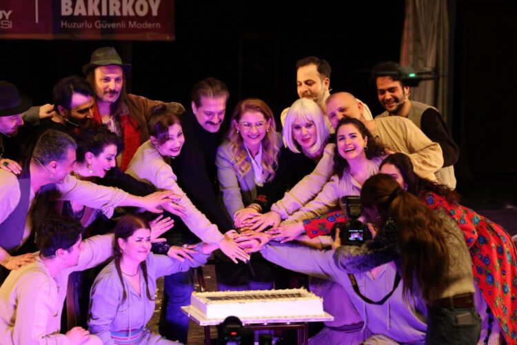 Dünya tiyatro gününde sahne çiçek bahçesine döndü, Bakırköy belediye tiyatrolarına muhteşem kutlama
