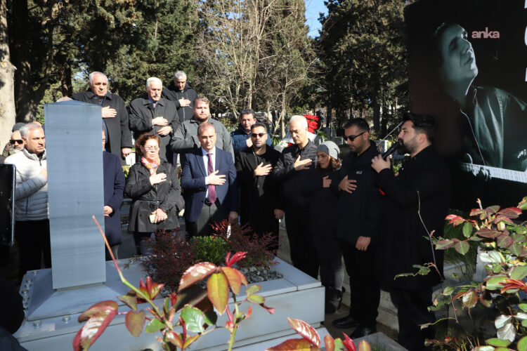 Türk Halk Müziği sanatçısı Emre Saltık kabri başında anıldı