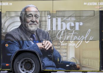 İETT’den İlber Ortaylı için saygı otobüsü