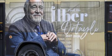 İETT’den İlber Ortaylı için saygı otobüsü
