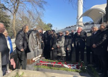 Edip Akbayram ölüm yıl dönümünde mezarı başında anıldı
