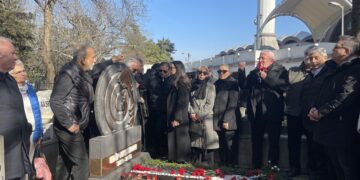 Edip Akbayram ölüm yıl dönümünde mezarı başında anıldı