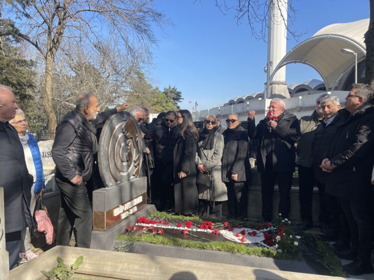 Edip Akbayram ölüm yıl dönümünde mezarı başında anıldı