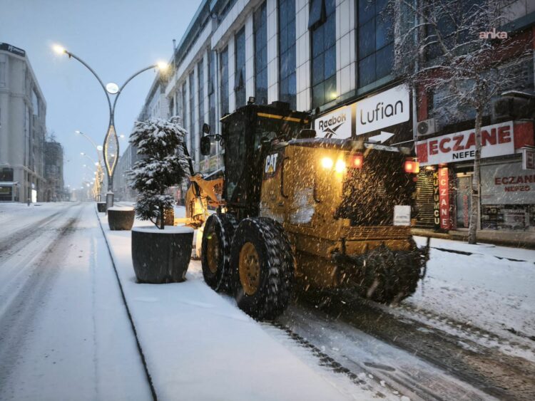 Van’da 216 yerleşim yerinin yolu kar nedeniyle ulaşıma kapandı