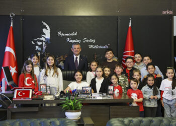 Özgür Özel, koltuğunu depremzede Elisa Dok’a devretti…