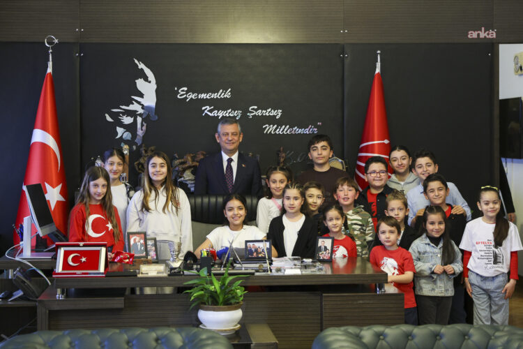 Özgür Özel, koltuğunu depremzede Elisa Dok’a devretti…