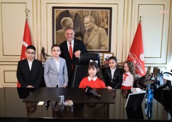 Nuri Aslan, koltuğu 4. sınıf öğrencisi Zeynep Mira Örs’e devretti