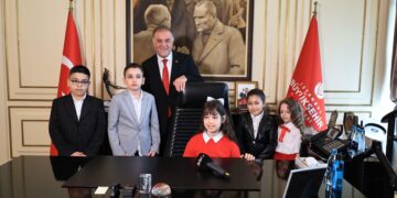 Nuri Aslan, koltuğu 4. sınıf öğrencisi Zeynep Mira Örs’e devretti