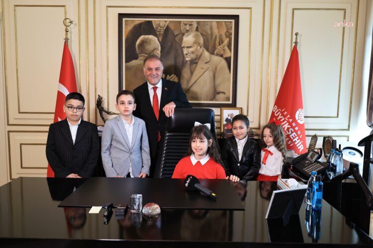 Nuri Aslan, koltuğu 4. sınıf öğrencisi Zeynep Mira Örs’e devretti